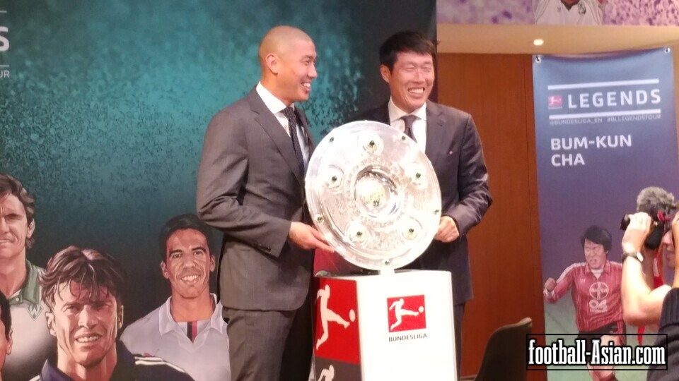 Cha Bum Kun and Cha Duri with German bundesliga Trophy Photo