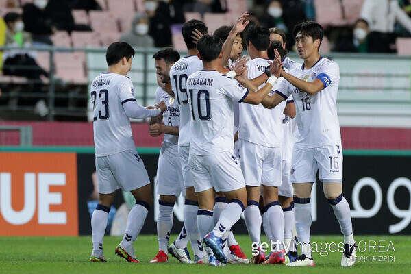 Pohang Steelers edge Ulsan Hyundai on penalties to book final berth