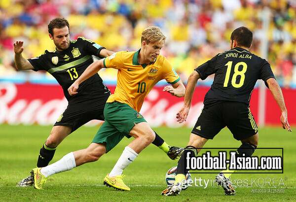 CURITIBA, BRAZIL - JUNE 23: Ben Halloran of Australia controls the ball against Juan Mata (L) and Jordi Alba of Spain during the 2014 FIFA World Cup Brazil Group B match between Australia and Spain at Arena da Baixada on June 23, 2014 in Curitiba, Brazil. (Photo by Quinn Rooney/Getty Images)