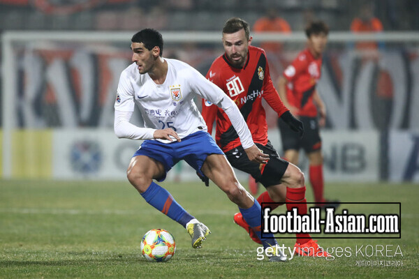 CHANGWON, SOUTH KOREA - MARCH 05: Marouane Fellaini of Shandong Luneng competes for the ball with Jordon Mutch of Gyeongnam during the AFC Champions League Group E match between Gyeongnam and Shandong Luneng at Changwon Football Center on March 05, 2019 in Changwon, South Korea. (Photo by Chung Sung-Jun/Getty Images)