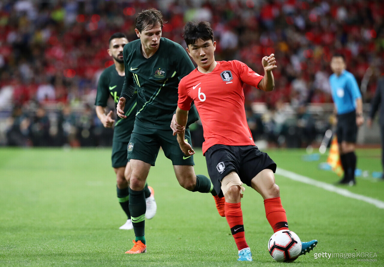BUSAN, SOUTH KOREA - JUNE 07: Hwang Inbeom of South Korea controls the ball under pressure of Craig Goodwin of Australia during the international friendly match between South Korea and Australia at Busan Asiad Main Stadium on June 7, 2019 in Busan, South Korea. (Photo by Chung Sung-Jun/Getty Images)