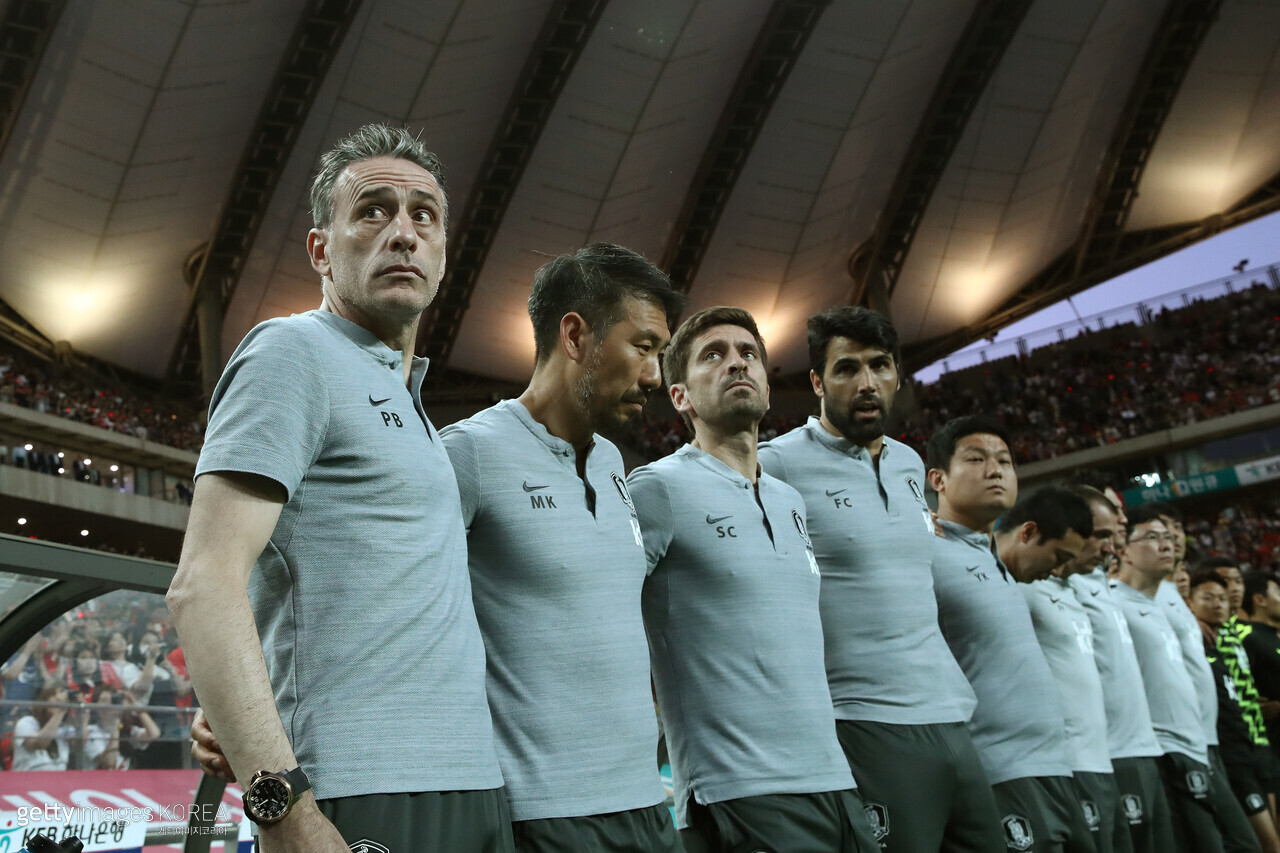 SEOUL, SOUTH KOREA - JUNE 11: Head coach Paulo Bento (1st L) and team staffs line up for the national anthems prior to the international friendly match between South Korea and Iran at Seoul World Cup Stadium on June 11, 2019 in Seoul, South Korea. (Photo by Chung Sung-Jun/Getty Images)