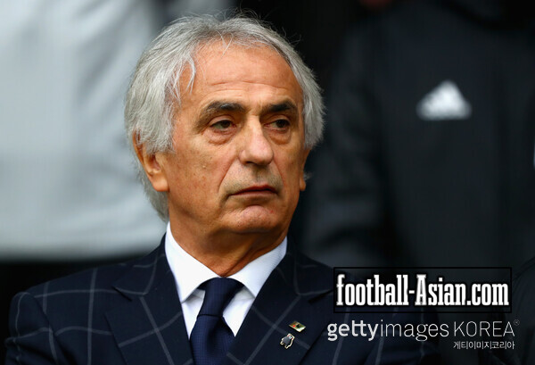 LILLE, FRANCE - NOVEMBER 10: Vahid Halilhodzic, Manager of Japan looks on during the international friendly match between Brazil and Japan at Stade Pierre-Mauroy on November 10, 2017 in Lille, France. (Photo by Clive Rose/Getty Images)