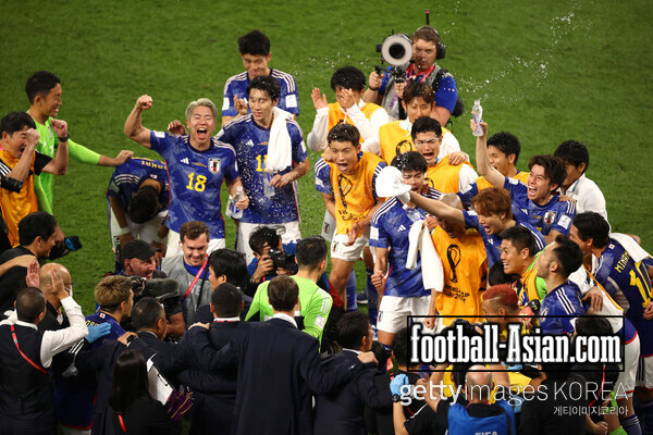 Japan players celebrate the 2-1 win during the FIFA World Cup Qatar 2022 Group E match between Germany and Japan at Khalifa International Stadium on November 23, 2022 in Doha, Qatar. (Photo by Robert Cianflone/Getty Images)