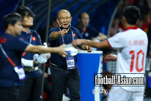 KALLANG, SINGAPORE - DECEMBER 30: Head coach Park Hang-Seo of Vietnam gives instructions to Nguyen Van Quyet #10 in the second half against Singapore during the AFF Mitsubishi Electric Cup Group B match at Jalan Besar Stadium on December 30, 2022 in Kallang, Singapore. (Photo by Yong Teck Lim/Getty Images)
