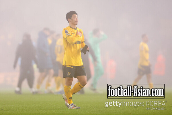 Hwang Hee-Chan of Wolverhampton Wanderers shows appreciation to the fans following victory in the Premier League match between Wolverhampton Wanderers FC and Manchester United FC at Molineux on December 26, 2024 in Wolverhampton, England. (Photo by Naomi Baker/Getty Images)