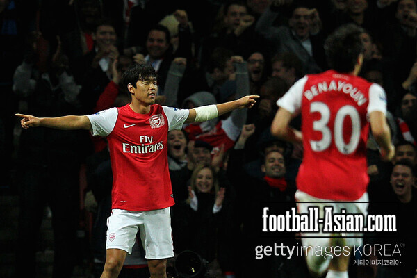 LONDON, ENGLAND - OCTOBER 25: Park Chu-Young of Arsenal is congratulated by team mates after scoring his teams second goal of the game during the Carling Cup Fourth Round match between Arsenal and Bolton Wanderers at Emirates Stadium on October 25, 2011 in London, England. (Photo by Dean Mouhtaropoulos/Getty Images)