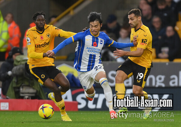 WOLVERHAMPTON, ENGLAND - NOVEMBER 05: Kaoru Mitoma of Brighton & Hove Albion is put under pressure by Boubacar Traore and Jonny of Wolverhampton Wanderers during the Premier League match between Wolverhampton Wanderers and Brighton & Hove Albion at Molineux on November 05, 2022 in Wolverhampton, England. (Photo by Mike Hewitt/Getty Images)