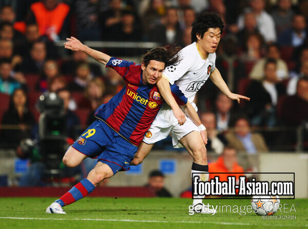 Lionel Messi (L) of Barcelona and Ji-Sung Park (R) of Manchester United challenge for the ball during the UEFA Champions League Semi-Final, first leg match between Barcelona and Manchester United at the Camp Nou stadium on April 23, 2008 in Barcelona, Spain. (Photo by Clive Mason/Getty Images)