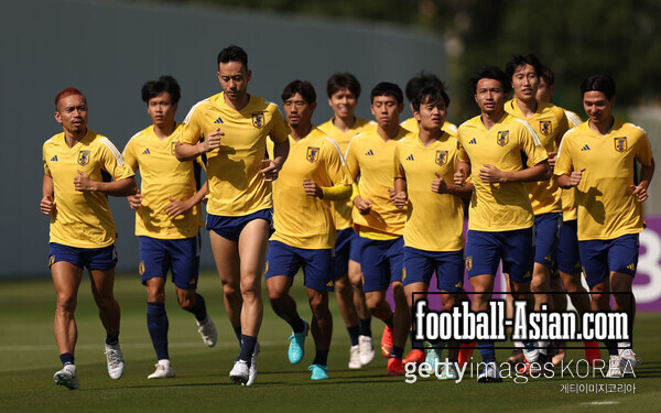 Yuto Nagatomo and Maya Yoshida of Japan lead the team in a warm up during the Japan Training Session at Al Sadd SC New Training Facilities on November 25, 2022 in Doha, Qatar. (Photo by Christopher Lee/Getty Images)