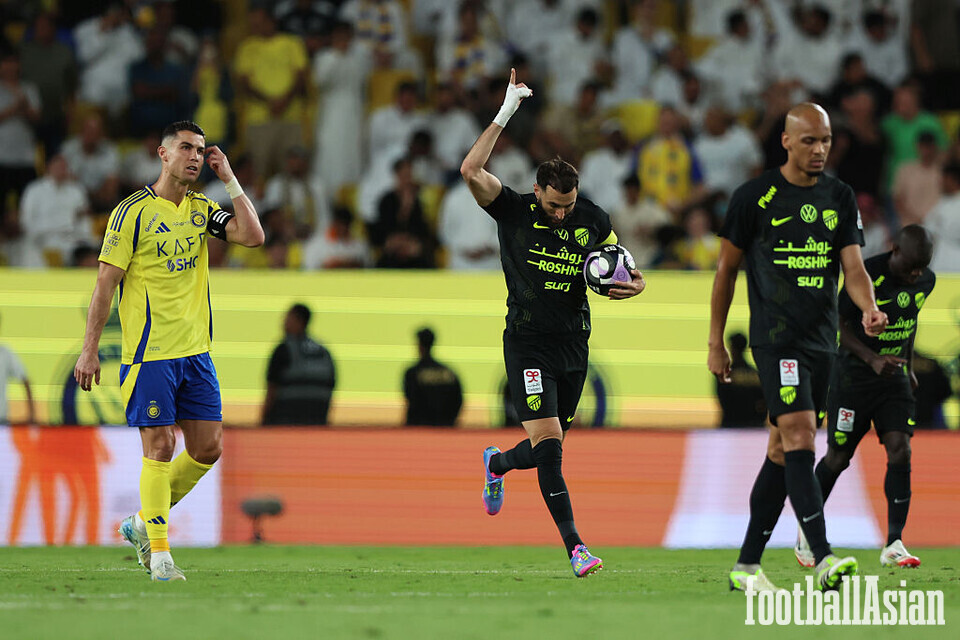 RIYADH, SAUDI ARABIA - MAY 07: Karim Benzema of Al-Ittihad celebrates scoring his team's first goal as Cristiano Ronaldo of Al Nassr reacts during the Saudi Pro League match between Al Nassr and Al Ittihad at Al-Awwal Park on May 07, 2025 in Riyadh, Saudi Arabia. (Photo by Yasser Bakhsh/Getty Images)