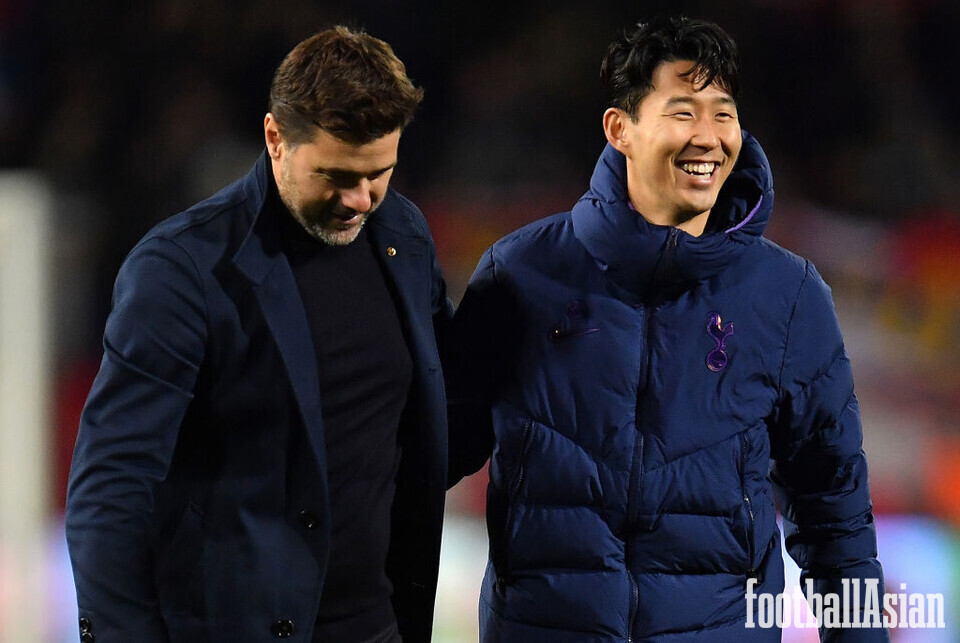 BELGRADE, SERBIA - NOVEMBER 06: Mauricio Pochettino, Manager of Tottenham Hotspur speaks with Heung-Min Son of Tottenham Hotspur after the UEFA Champions League group B match between Crvena Zvezda and Tottenham Hotspur at Rajko Mitic Stadium on November 06, 2019 in Belgrade, Serbia. (Photo by Justin Setterfield/Getty Images)