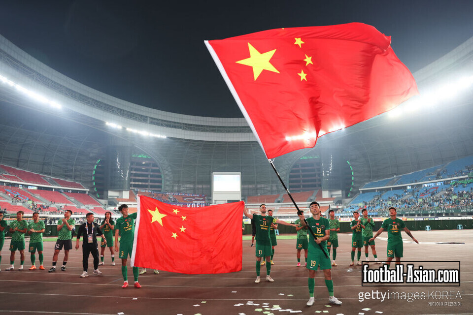 HANGZHOU, CHINA - OCTOBER 25: Players of Zhejiang FC celebrate the victory after the AFC Champions League Group H match between Zhejiang FC and Ventforet Kofu at Huzhou Olympic Sports Center on October 25, 2023 in Hangzhou, China. (Photo by Zhizhao Wu/Getty Images)