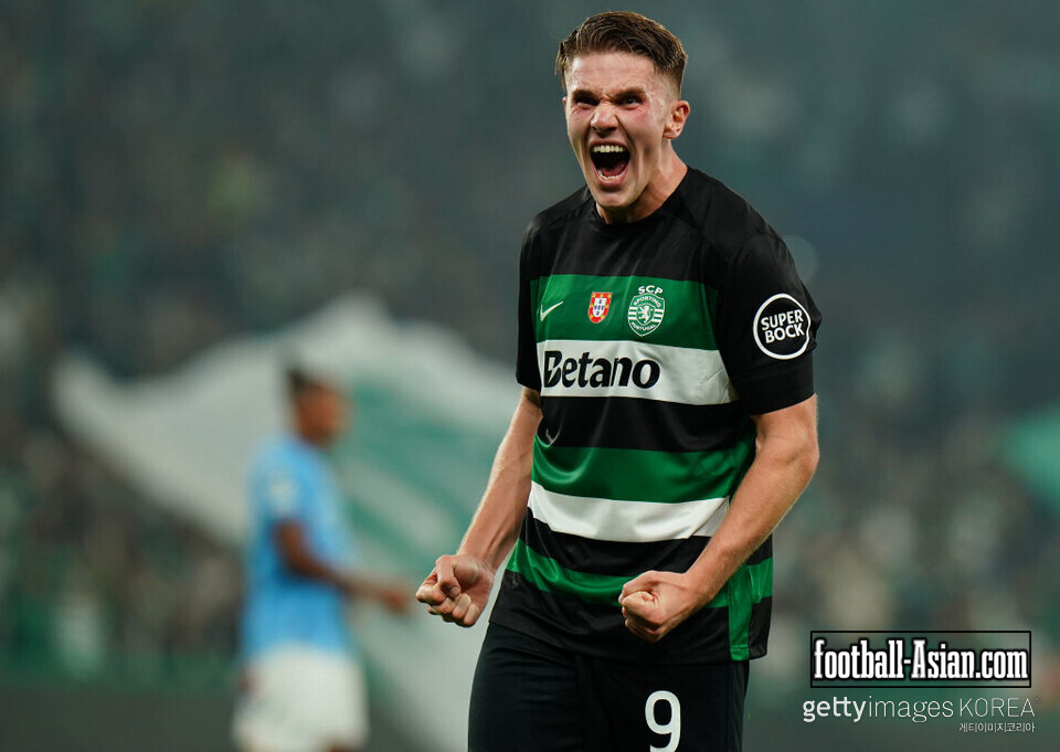LISBON, PORTUGAL - NOVEMBER 5: Viktor Gyokeres of Sporting CP celebrates after scoring a goal during the UEFA Champions League 2024/25 League Phase MD4 match between Sporting CP and Manchester City at Estadio Jose Alvalade on November 5, 2024 in Lisbon, Portugal. (Photo by Gualter Fatia/Getty Images)