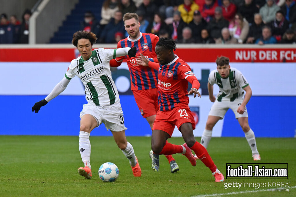 HEIDENHEIM, GERMANY - MARCH 01: Ko Itakura of Borussia Moenchengladbach and Omar Traore of 1.FC Heidenheim 1846 compete for the ball during the Bundesliga match between 1. FC Heidenheim 1846 and Borussia Mönchengladbach at Voith-Arena on March 01, 2025 in Heidenheim, Germany. (Photo by Sebastian Widmann/Getty Images)