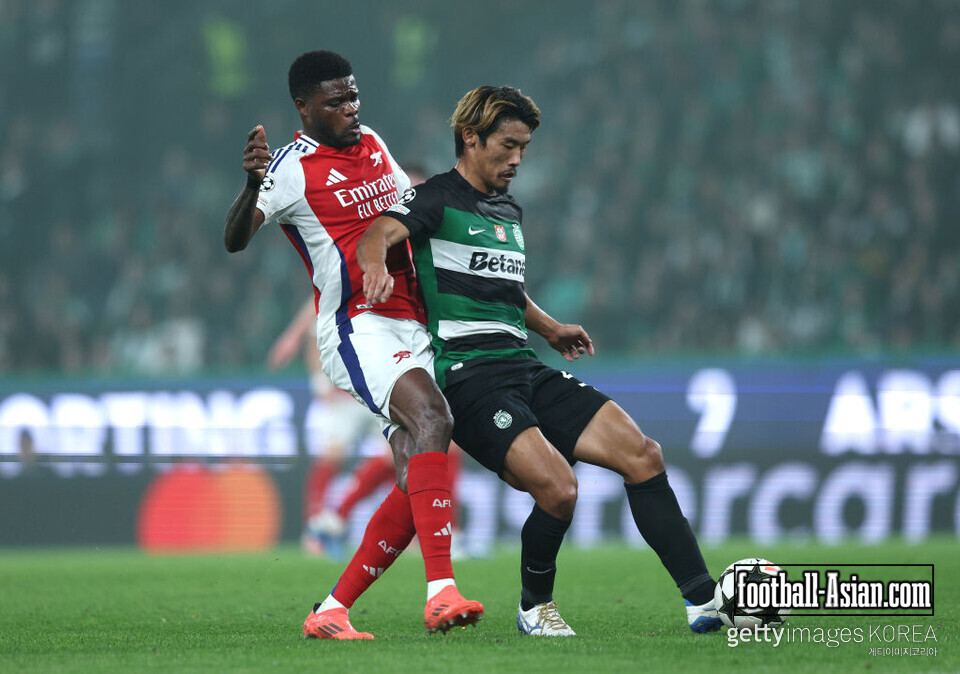 LISBON, PORTUGAL - NOVEMBER 26: Hidemasa Morita of Sporting CP passes the ball whilst under pressure from Thomas Partey of Arsenal during the UEFA Champions League 2024/25 League Phase MD5 match between Sporting Clube de Portugal and Arsenal FC at Estadio Jose Alvalade on November 26, 2024 in Lisbon, Portugal. (Photo by Carlos Rodrigues/Getty Images)