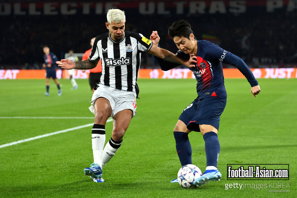 ARIS, FRANCE - NOVEMBER 28: Bruno Guimaraes of Newcastle United tackles Kang-in Lee of Paris Saint-Germain during the UEFA Champions League match between Paris Saint-Germain and Newcastle United FC at Parc des Princes on November 28, 2023 in Paris, France. (Photo by Justin Setterfield/Getty Images)