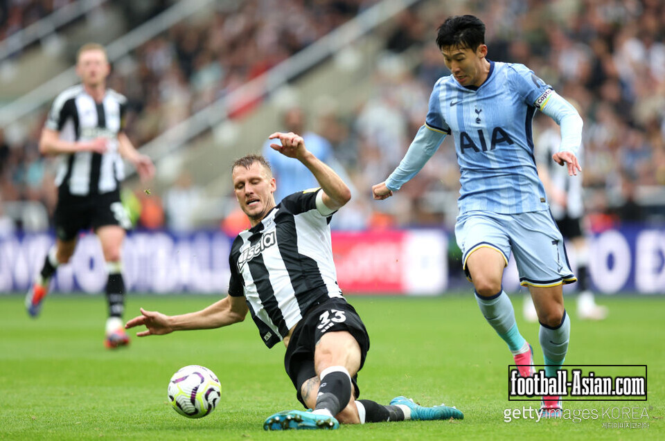 NEWCASTLE UPON TYNE, ENGLAND - SEPTEMBER 01: Dan Burn of Newcastle United battles for possession with Son Heung-Min of Tottenham Hotspur during the Premier League match between Newcastle United FC and Tottenham Hotspur FC at St James' Park on September 01, 2024 in Newcastle upon Tyne, England. (Photo by George Wood/Getty Images)
