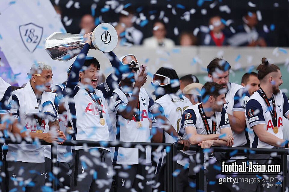LONDON, ENGLAND - MAY 23: Son Heung-Min of Tottenham Hotspur lifts the UEFA Europa League trophy during the Tottenham Hotspur UEFA Europa League trophy parade on May 23, 2025 in London, England. Spurs defeated Manchester United in the final in Bilbao on May 21 to win their first major trophy in 17 years. (Photo by Harry Murphy/Getty Images)