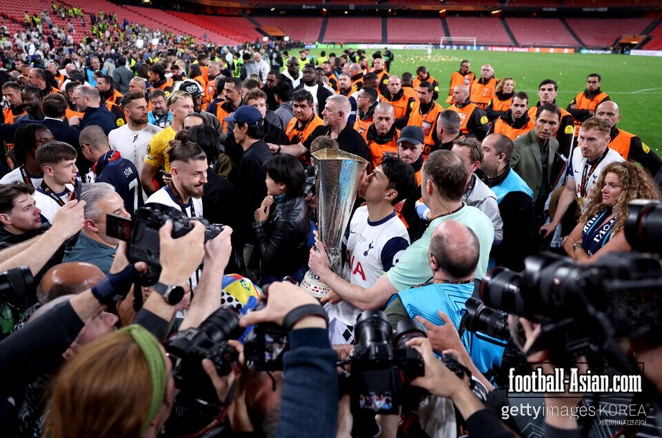 BILBAO, SPAIN - MAY 21: Son Heung-Min of Tottenham Hotspur kisses the UEFA Europa League trophy after his team's victory in the UEFA Europa League Final 2025 between Tottenham Hotspur and Manchester United at Estadio de San Mames on May 21, 2025 in Bilbao, Spain. (Photo by Ryan Pierse/Getty Images)