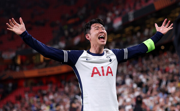 BILBAO, SPAIN - MAY 21: Son Heung-Min of Tottenham Hotspur kisses the UEFA Europa League trophy after his team's victory in the UEFA Europa League Final 2025 between Tottenham Hotspur and Manchester United at Estadio de San Mames on May 21, 2025 in Bilbao, Spain. (Photo by Ryan Pierse/Getty Images)