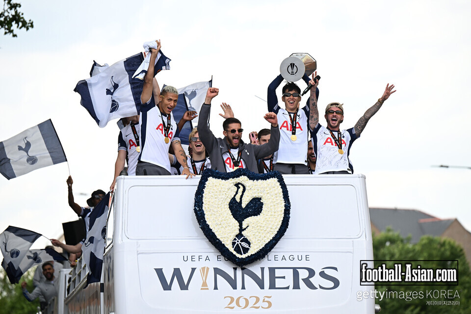 LONDON, ENGLAND - MAY 23: Son Heung-Min of Tottenham Hotspur lifts the UEFA Europa League trophy during the Tottenham Hotspur UEFA Europa League trophy parade on May 23, 2025 in London, England. Spurs defeated Manchester United in the final in Bilbao on May 21 to win their first major trophy in 17 years. (Photo by Leon Neal/Getty Images)