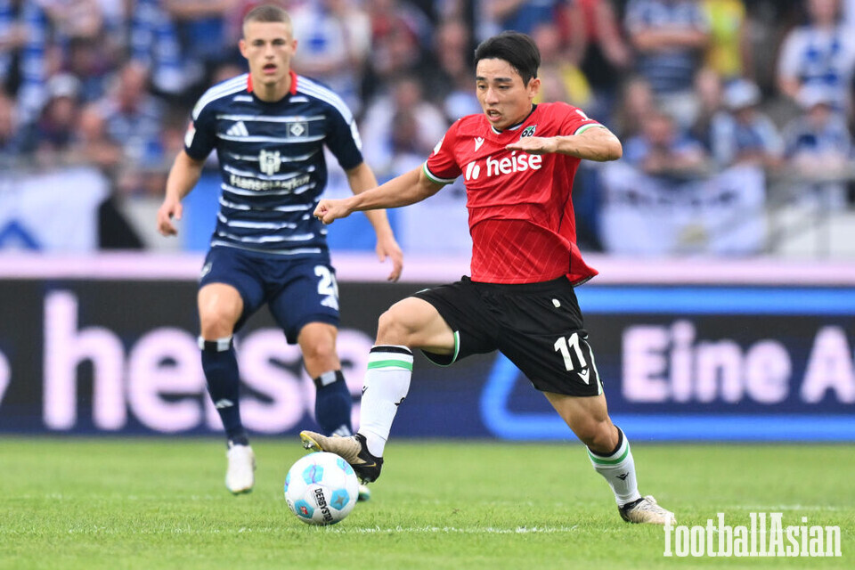 HANOVER, GERMANY - AUGUST 23: Hyun ju Lee of Hannover 96 controls the ball during the Second Bundesliga match between Hannover 96 and Hamburger SV at HDI-Arena on August 23, 2024 in Hanover, Germany. (Photo by Oliver Hardt/Getty Images)