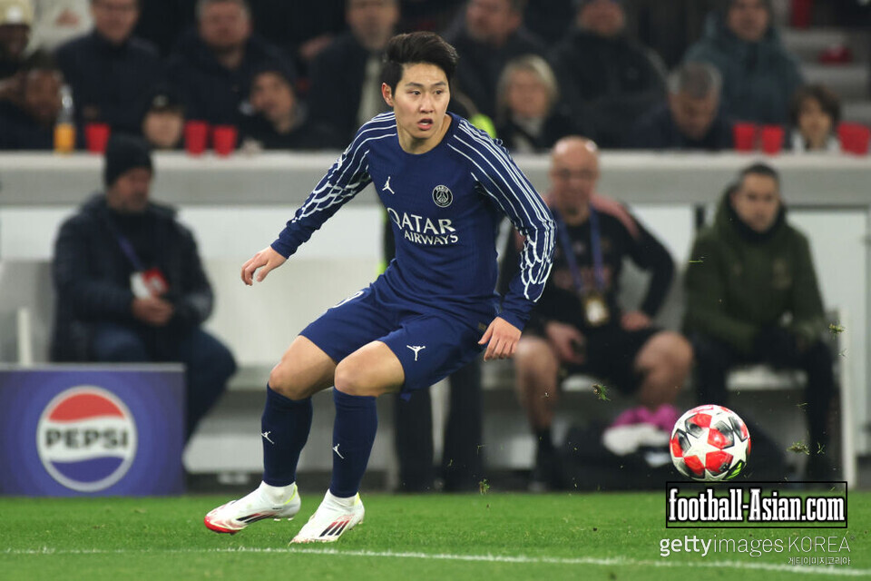 STUTTGART, GERMANY - JANUARY 29: Lee Kang-in of Paris Saint-Germain controls the ball during the UEFA Champions League 2024/25 League Phase MD8 match between VfB Stuttgart and Paris Saint-Germain at Stuttgart Arena on January 29, 2025 in Stuttgart, Germany. (Photo by Alex Grimm/Getty Images)