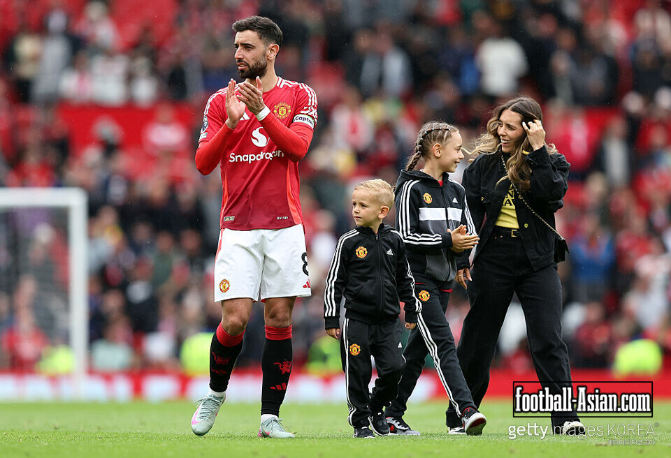 MANCHESTER, ENGLAND - MAY 25: Bruno Fernandes of Manchester United acknowledges the fans with partner, Ana Pinho and children after the Premier League match between Manchester United FC and Aston Villa FC at Old Trafford on May 25, 2025 in Manchester, England. (Photo by Matt McNulty/Getty Images)