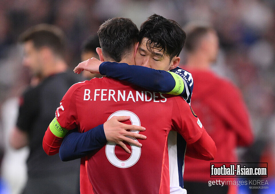 BILBAO, SPAIN - MAY 21: Son Heung-Min of Tottenham Hotspur embraces Bruno Fernandes of Manchester United at full time following the UEFA Europa League Final 2025 between Tottenham Hotspur and Manchester United at Estadio de San Mames on May 21, 2025 in Bilbao, Spain. (Photo by David Ramos/Getty Images)