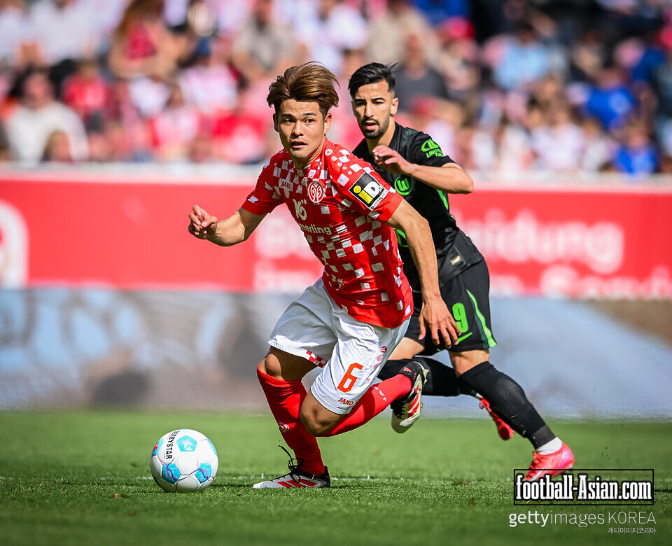 MAINZ, GERMANY - APRIL 19: Kaishu Sano of 1.FSV Mainz and Mohammed Elamine Amoura of VfL Wolfsburg in action during the Bundesliga match between 1. FSV Mainz 05 and VfL Wolfsburg at MEWA Arena on April 19, 2025 in Mainz, Germany. (Photo by Neil Baynes/Getty Images)