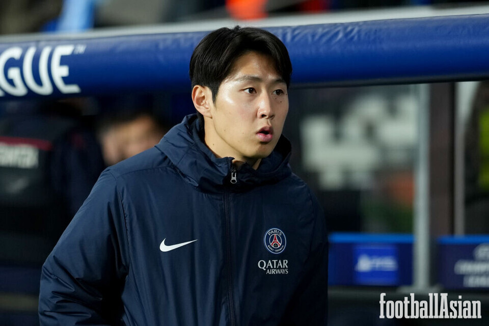 SAN SEBASTIAN, SPAIN - MARCH 05: Lee Kang-In of Paris Saint-Germain looks on prior to the UEFA Champions League 2023/24 round of 16 second leg match between Real Sociedad and Paris Saint-Germain at Reale Arena on March 05, 2024 in San Sebastian, Spain. (Photo by Alex Caparros/Getty Images)