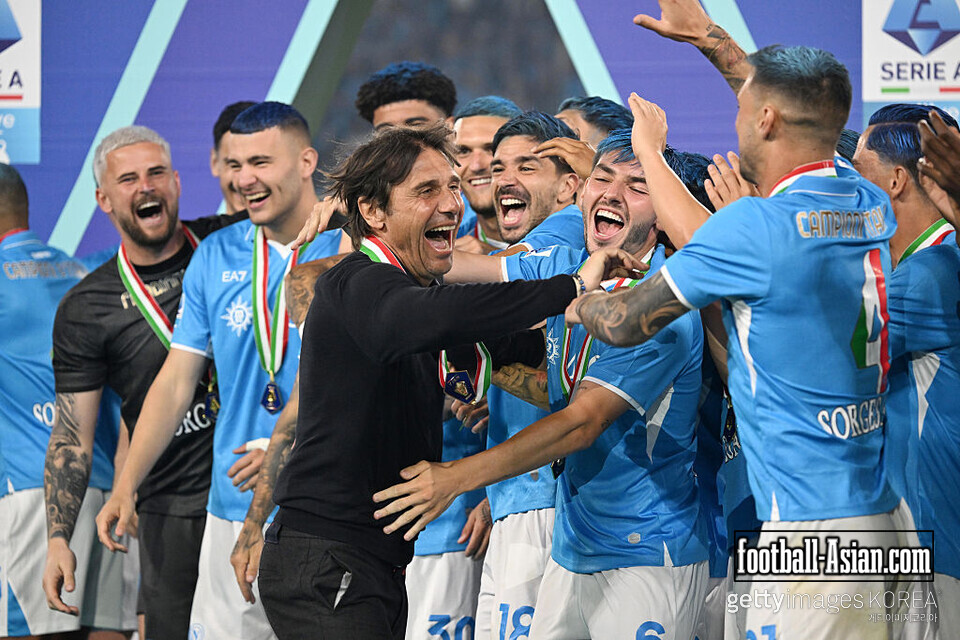 NAPLES, ITALY - MAY 23: Antonio Conte, Head Coach of Napoli, celebrates with his team following victory in the Serie A match between Napoli and Cagliari at Stadio Diego Armando Maradona on May 23, 2025 in Naples, Italy. (Photo by Francesco Pecoraro/Getty Images)