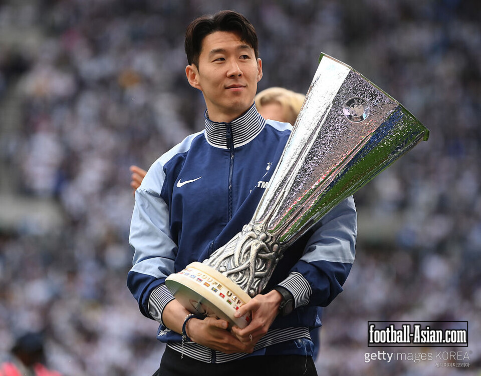 LONDON, ENGLAND - MAY 25: Son Heung-Min of Tottenham Hotspur holds the Europa League on a lap of honour after the Premier League match between Tottenham Hotspur FC and Brighton & Hove Albion FC at Tottenham Hotspur Stadium on May 25, 2025 in London, England. (Photo by Mike Hewitt/Getty Images)