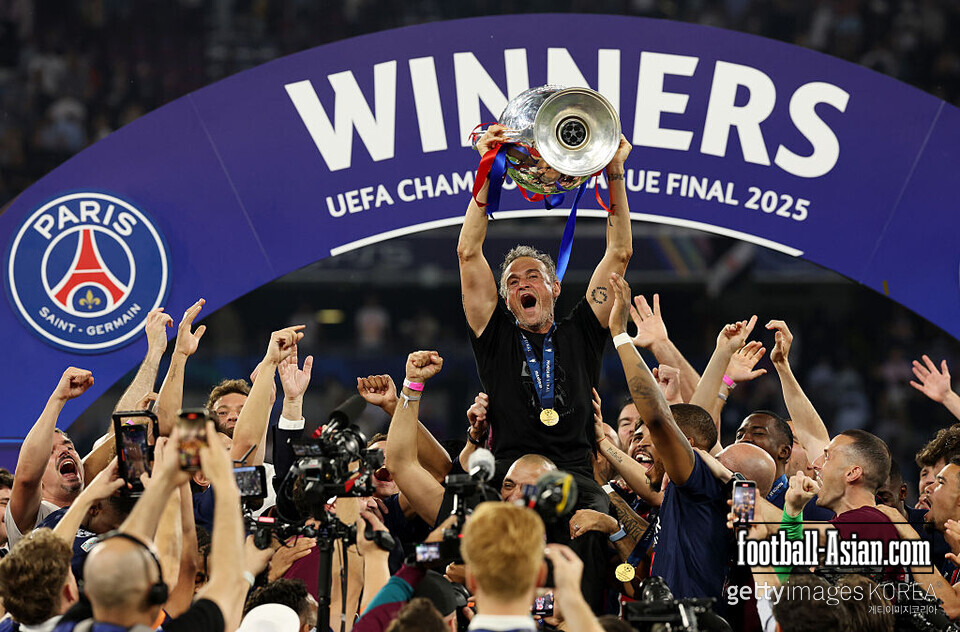 MUNICH, GERMANY - MAY 31: Luis Enrique, Head Coach of Paris Saint-Germain, lifts the UEFA Champions League trophy after his team's victory, to secure Paris Saint-Germain's first ever UEFA Champions League title in the club's history and a record UEFA Champions League Final winning scoreline of 5-0, following the UEFA Champions League Final 2025 between Paris Saint-Germain and FC Internazionale Milano at Munich Football Arena on May 31, 2025 in Munich, Germany. (Photo by Carl Recine/Getty Images)