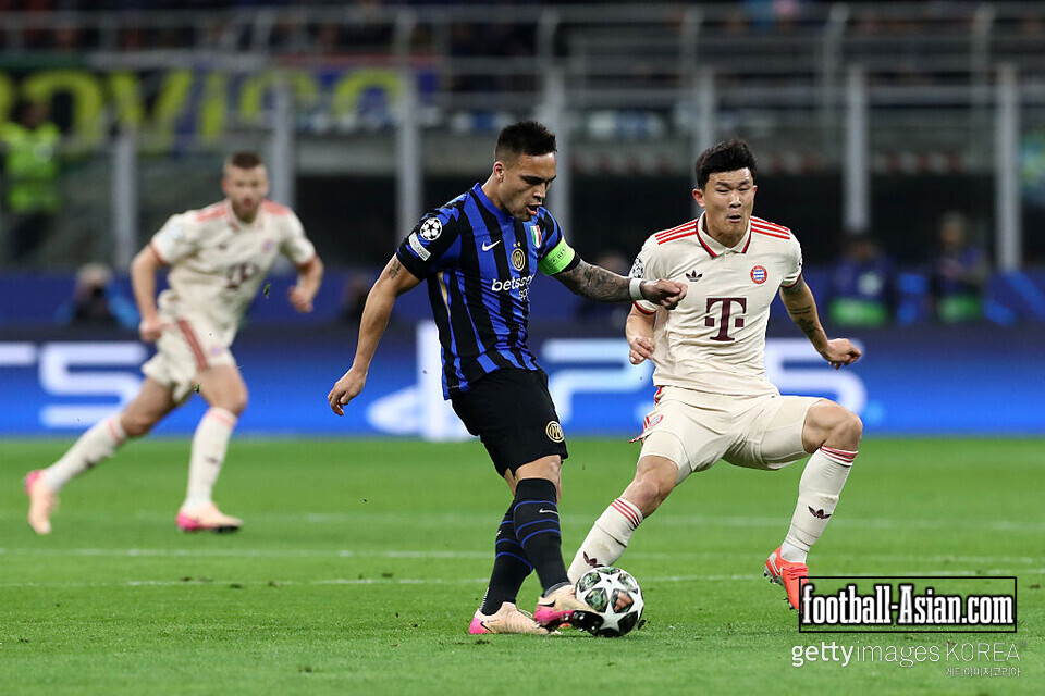 MILAN, ITALY - APRIL 16: Lautaro Martinez of FC Internazionale passes the ball under pressure from Kim Min-Jae of Bayern Munich during the UEFA Champions League 2024/25 Quarter Final Second Leg match between FC Internazionale Milano and FC Bayern München at San Siro on April 16, 2025 in Milan, Italy. (Photo by Marco Luzzani/Getty Images)