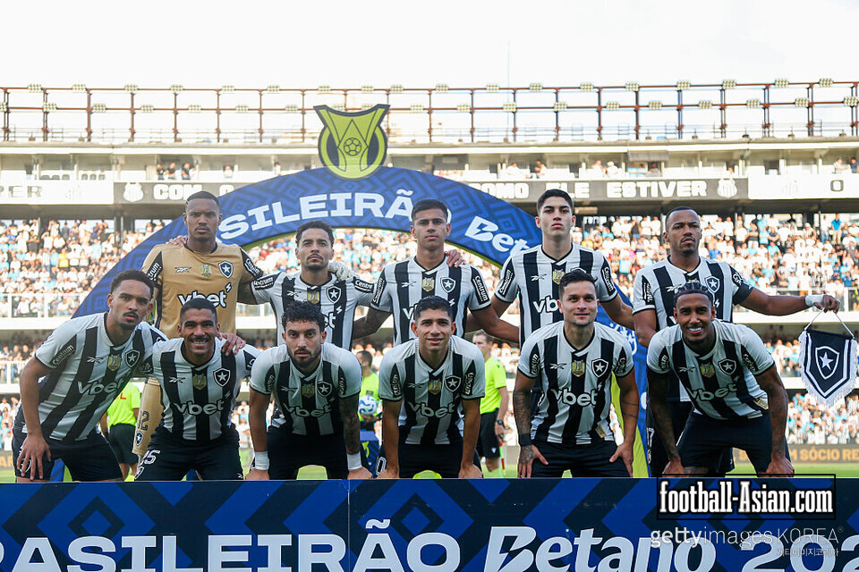 SANTOS, BRAZIL - JUNE 01: Botafogo team pose for a team photo before a match between Santos and Botafogo as part of Brasileirao 2025 at Urbano Caldeira Stadium (Vila Belmiro) on June 01, 2025 in Santos, Brazil. (Photo by Miguel Schincariol/Getty Images)