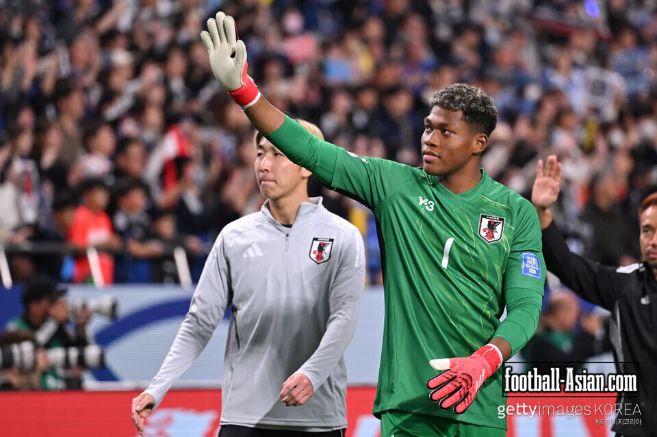 SAITAMA, JAPAN - MARCH 25: Zion Suzuki of Japan applauds supporters after the FIFA World Cup qualifier Asian third round Group C match between Japan and Saudi Arabia at Saitama Stadium on March 25, 2025 in Saitama, Japan. (Photo by Kenta Harada/Getty Images)