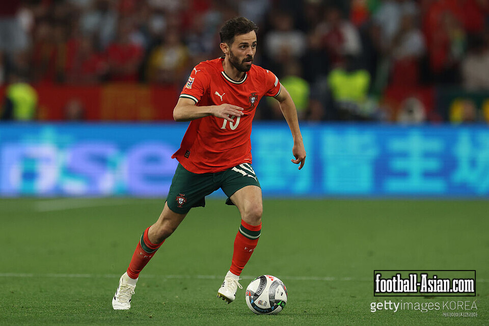 MUNICH, GERMANY - JUNE 04: Bernardo Silva of Portugal runs with the ball during the UEFA Nations League 2025 semifinal match between Germany and Portugal at Munich Football Arena on June 04, 2025 in Munich, Germany. (Photo by Alexander Hassenstein/Getty Images)