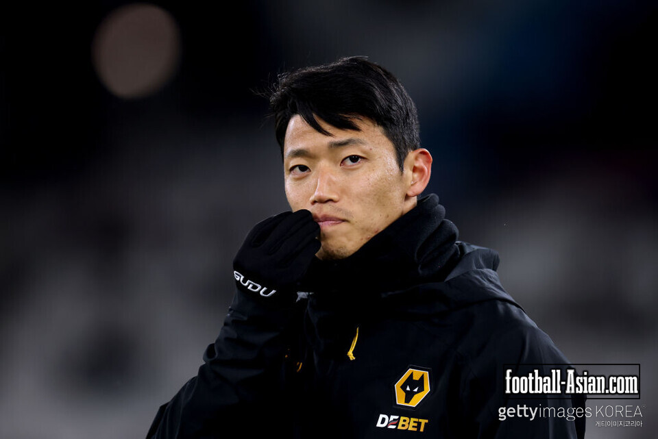 LONDON, ENGLAND - DECEMBER 09: Hwang Hee-Chan of Wolverhampton Wanderers looks on as the team warms up prior to the Premier League match between West Ham United FC and Wolverhampton Wanderers FC at London Stadium on December 09, 2024 in London, England. (Photo by Alex Pantling/Getty Images)