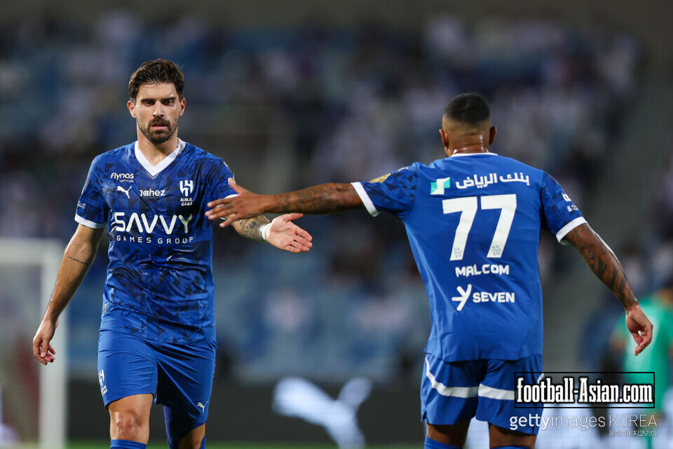 RIYADH, SAUDI ARABIA - SEPTEMBER 21: Ruben Neves and Malcom of Al Hilal during the Saudi Pro League match between Al Hilal and Al Ittihad at Prince Faisal Bin Fahad on September 15, 2024 in Riyadh, Saudi Arabia. (Photo by Yasser Bakhsh/Getty Images)