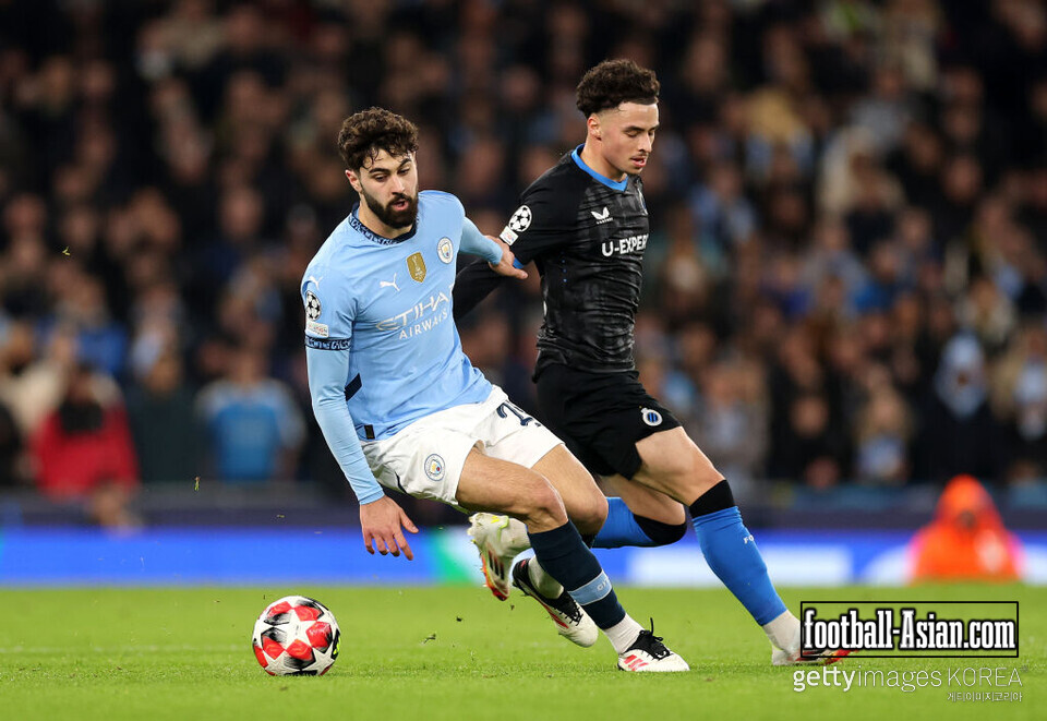 MANCHESTER, ENGLAND - JANUARY 29: Josko Gvardiol of Manchester City controls the ball whilst under pressure from Chemsdine Talbi of Club Brugge KV during the UEFA Champions League 2024/25 League Phase MD8 match between Manchester City and Club Brugge KV at City of Manchester Stadium on January 29, 2025 in Manchester, England. (Photo by Carl Recine/Getty Images)