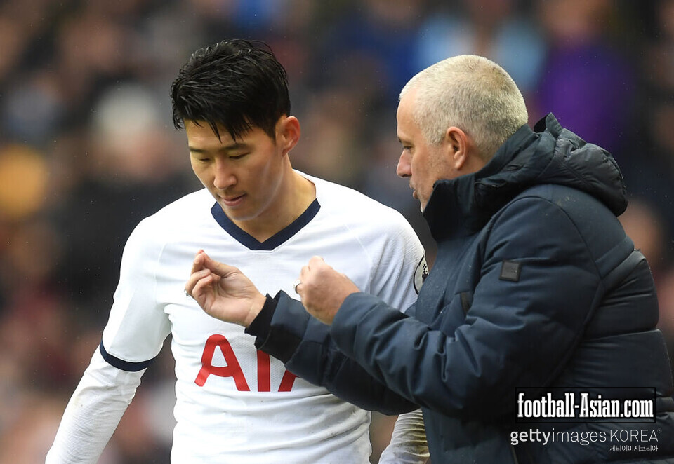 BIRMINGHAM, ENGLAND - FEBRUARY 16: Jose Mourinho, Manager of Tottenham Hotspur speaks with Heung-Min Son of Tottenham Hotspur during the Premier League match between Aston Villa and Tottenham Hotspur at Villa Park on February 16, 2020 in Birmingham, United Kingdom. (Photo by Michael Regan/Getty Images)