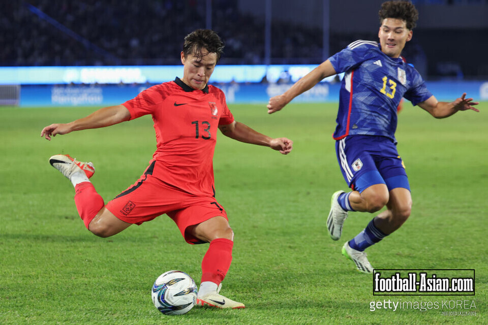 HANGZHOU, CHINA - OCTOBER 07: Youngjun Goh of Korea in action competes for the ball with Kein Sato of Japan during the 19th Asian Game men's gold medal match between South Korea and Japan at Huanglong Sports Centre Stadium on October 07, 2023 in Hangzhou, China. (Photo by Lintao Zhang/Getty Images)