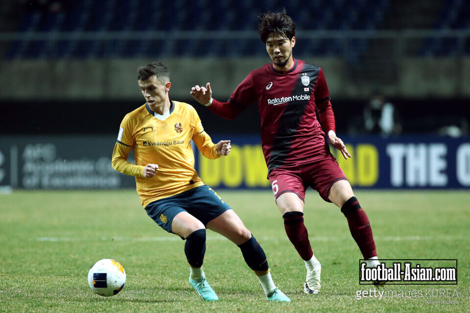 GWANGJU, SOUTH KOREA - MARCH 12: Jasir Asani of Gwangju (L) controls the ball against Takuya Iwanami of Vissel Kobe (R) during the AFC Champions League Elite Round of 16 second leg match between Gwangju and Vissel Kobe at Gwangju World Cup Stadium on March 12, 2025 in Gwangju, South Korea. (Photo by Chung Sung-Jun/Getty Images)