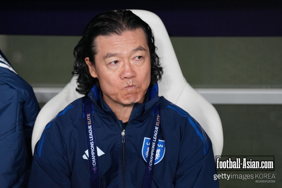 SHANGHAI, CHINA - DECEMBER 4: Head coach Kim Pan-gon of Ulsan HD reacts during the AFC Champions League Elite East Region match between Shanghai Shenhua and Ulsan HD at Shanghai Stadium on December 4, 2024 in Shanghai, China. (Photo by Fred Lee/Getty Images)