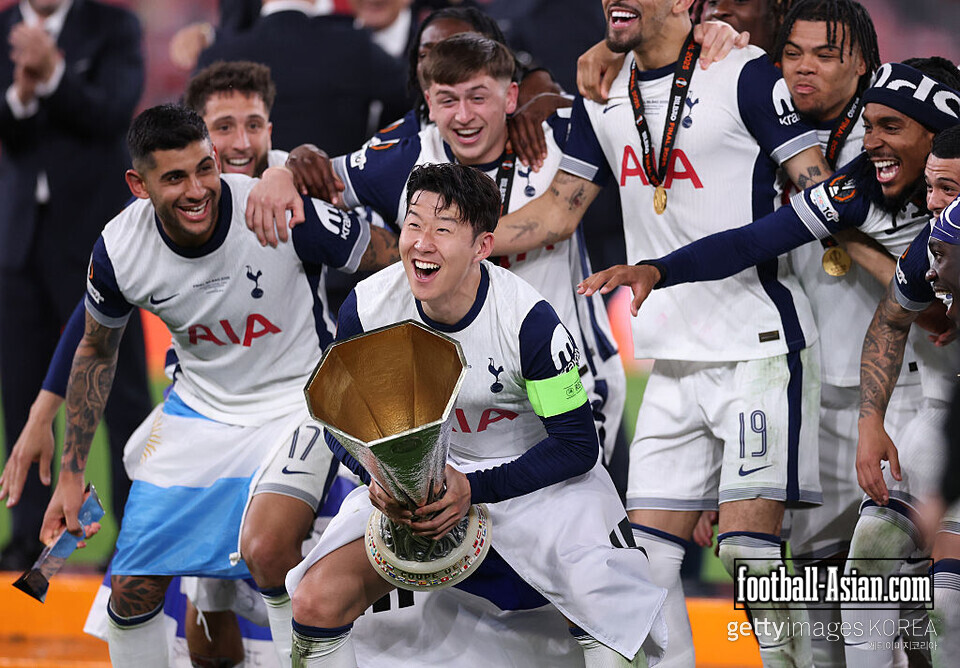 BILBAO, SPAIN - MAY 21: Son Heung-Min of Tottenham Hotspur lifts the UEFA Europa League trophy after his team's victory in the UEFA Europa League Final 2025 between Tottenham Hotspur and Manchester United at Estadio de San Mames on May 21, 2025 in Bilbao, Spain. (Photo by Michael Steele/Getty Images)