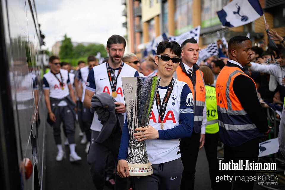 LONDON, ENGLAND - MAY 23: Son Heung-Min of Tottenham Hotspur holds the UEFA Europa League trophy as he boards the bus during the Tottenham Hotspur UEFA Europa League trophy parade on May 23, 2025 in London, England. Spurs defeated Manchester United in the final in Bilbao on May 21 to win their first major trophy in 17 years. (Photo by Leon Neal/Getty Images)