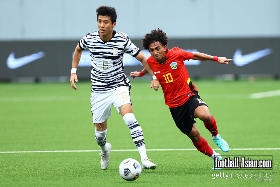 SINGAPORE, SINGAPORE - OCTOBER 28: Mouzinho de Lima #10 of Timor-Leste competes for the ball against Kwon Hyeokkyu #6 of South Korea during the 2022 AFC U-23 Asian Cup Qualifier at Jalan Besar Stadium on October 28, 2021 in Singapore. (Photo by Yong Teck Lim/Getty Images)