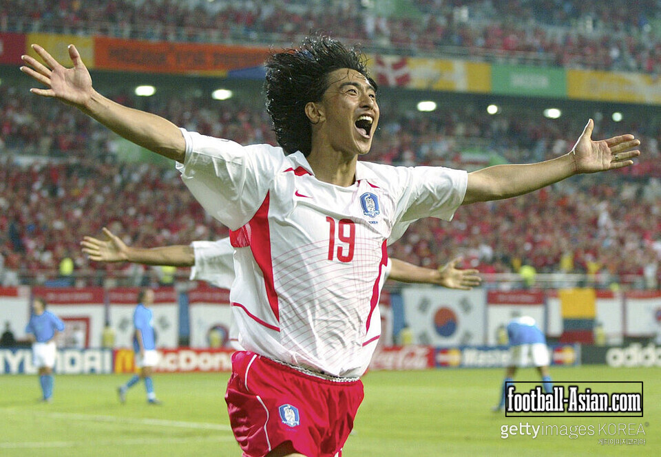 DAEJEON, SOUTH KOREA - JUNE 18: WM 2002 in JAPAN und KOREA, Daejeon; Match 56/ACHTELFINALE/KOREA - ITALIEN (KOR - ITA) 2:1 n.V.; 2:1 TOR JUBEL Jung Hwan AHN/KOR (Photo by Andreas Rentz/Bongarts/Getty Images)